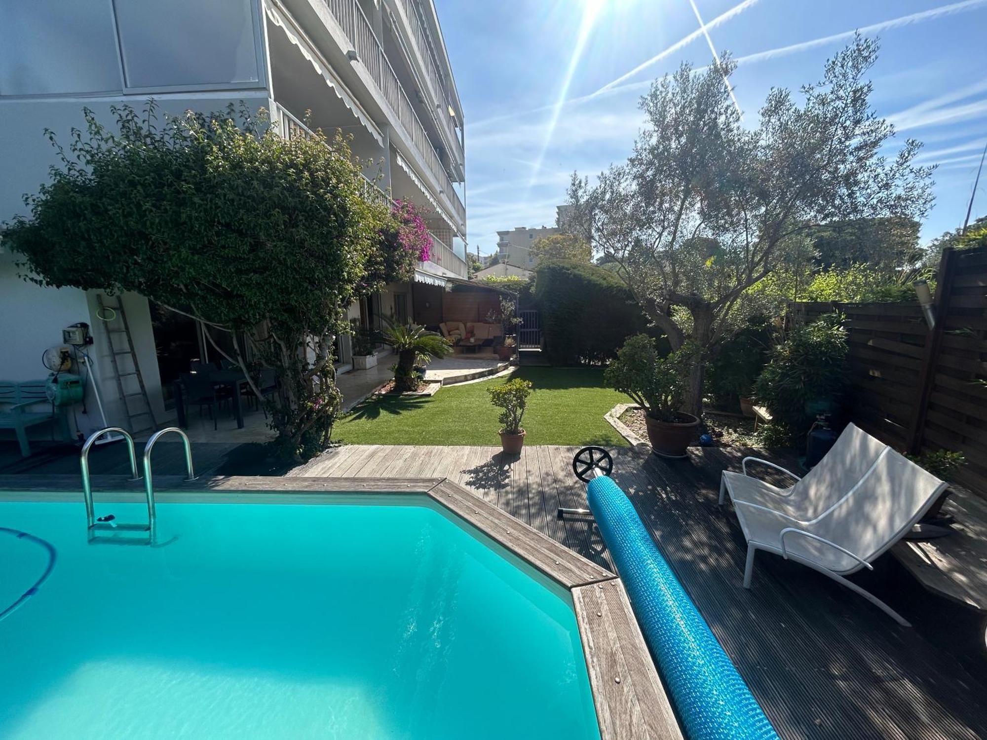 2 Pieces A Avec Piscine *