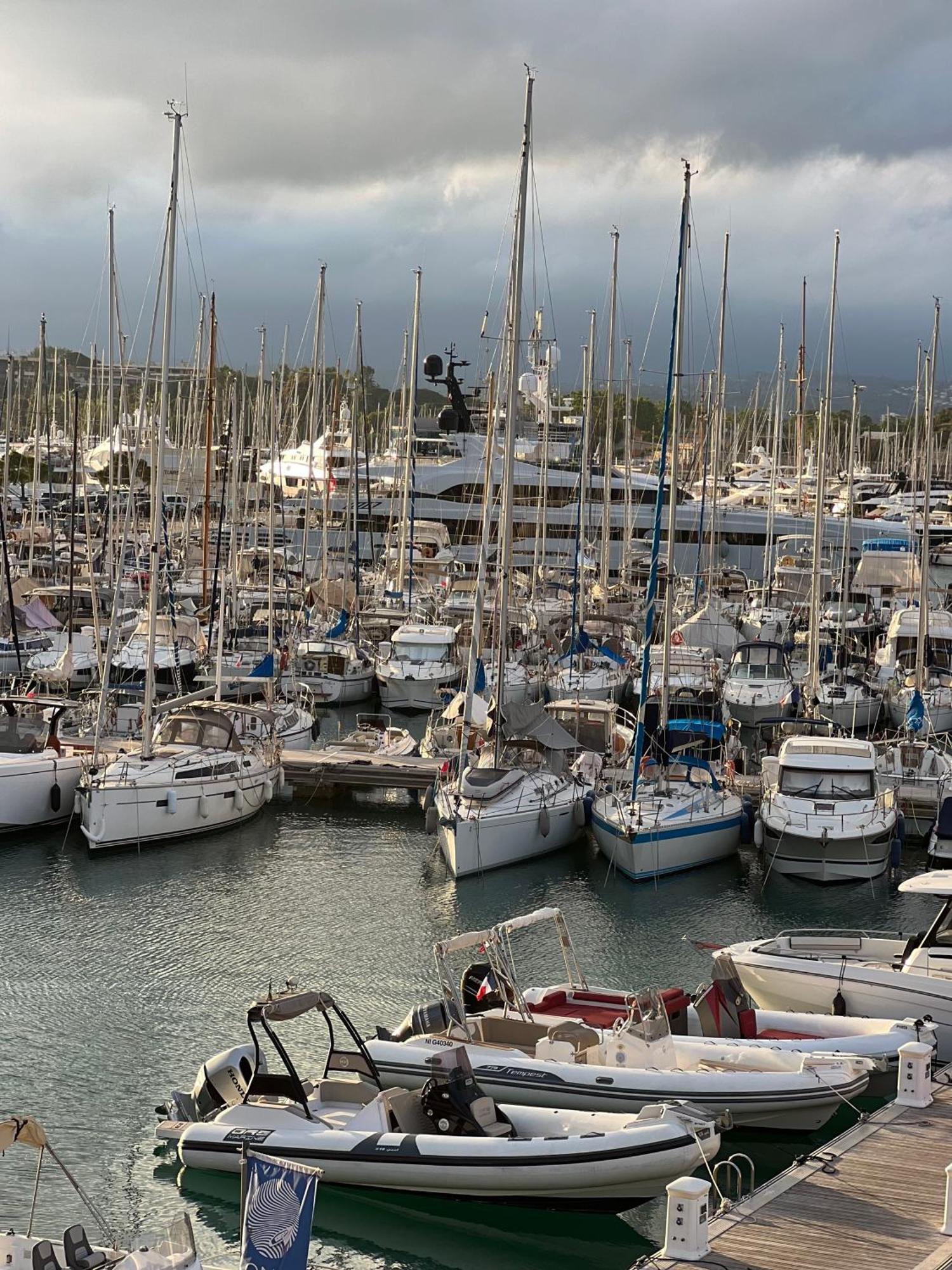 Botel Location Cote D Azur Antibes