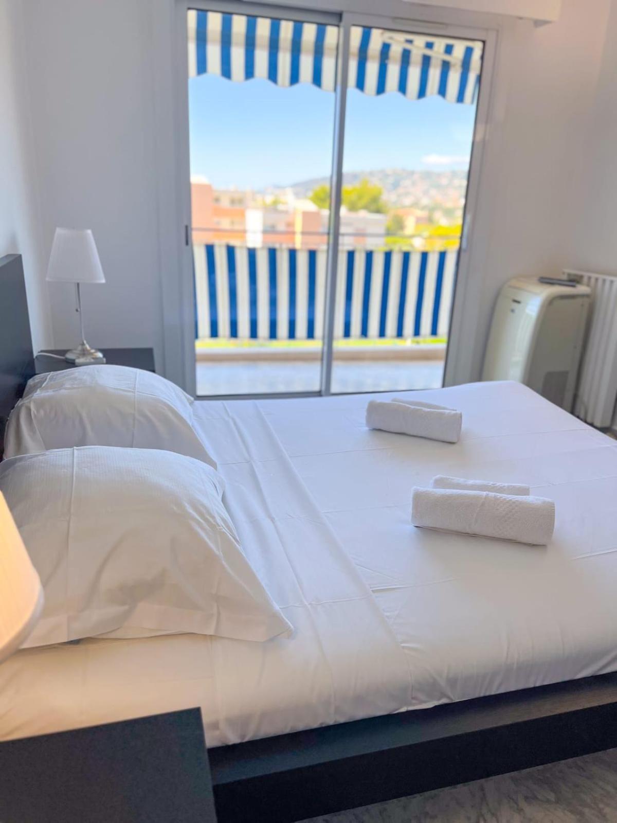 La Roseraie For 6 By Sunset Riviera Holidays Apartment Antibes