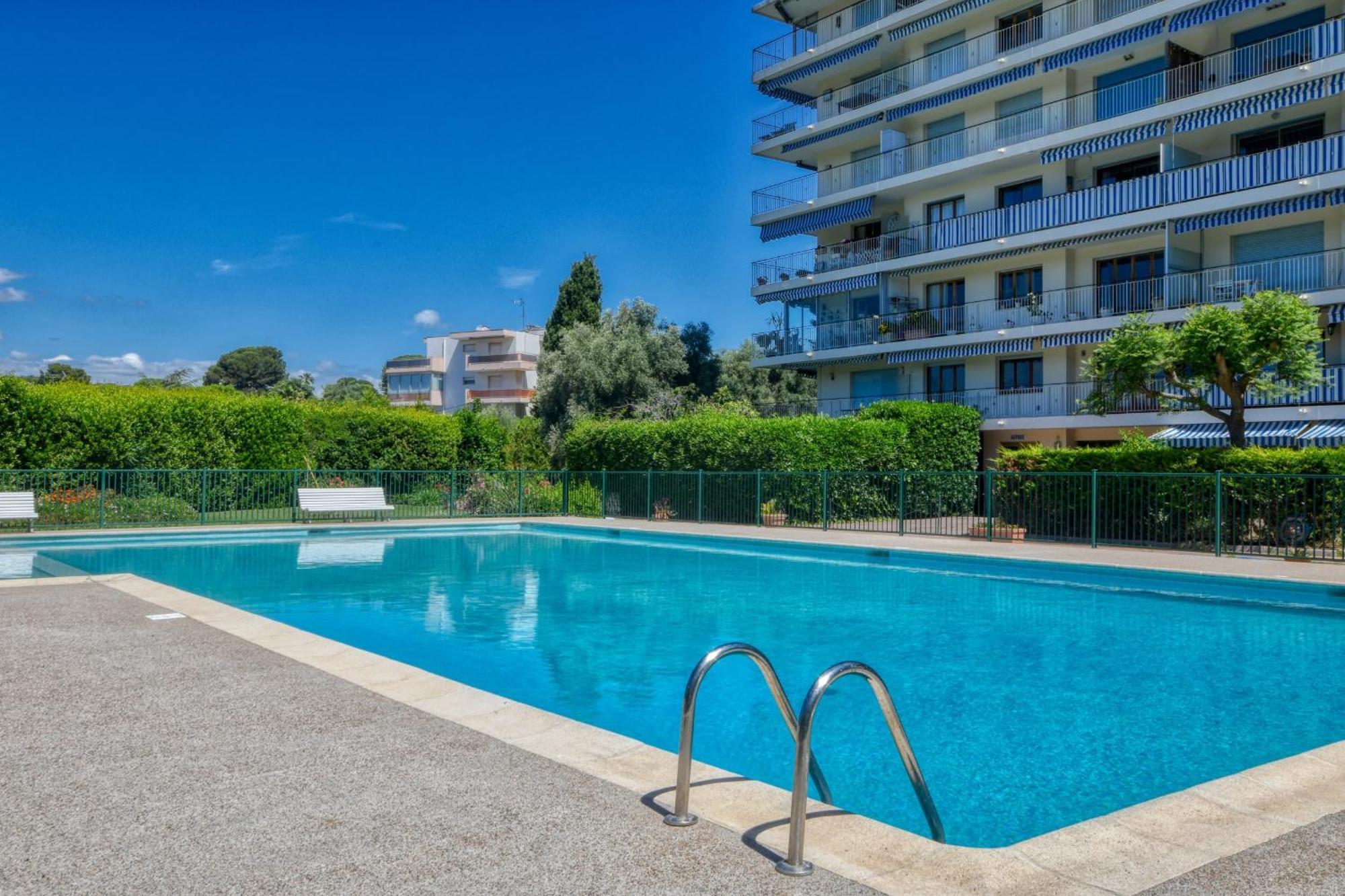 La Roseraie For 6 By Sunset Riviera Holidays Apartment