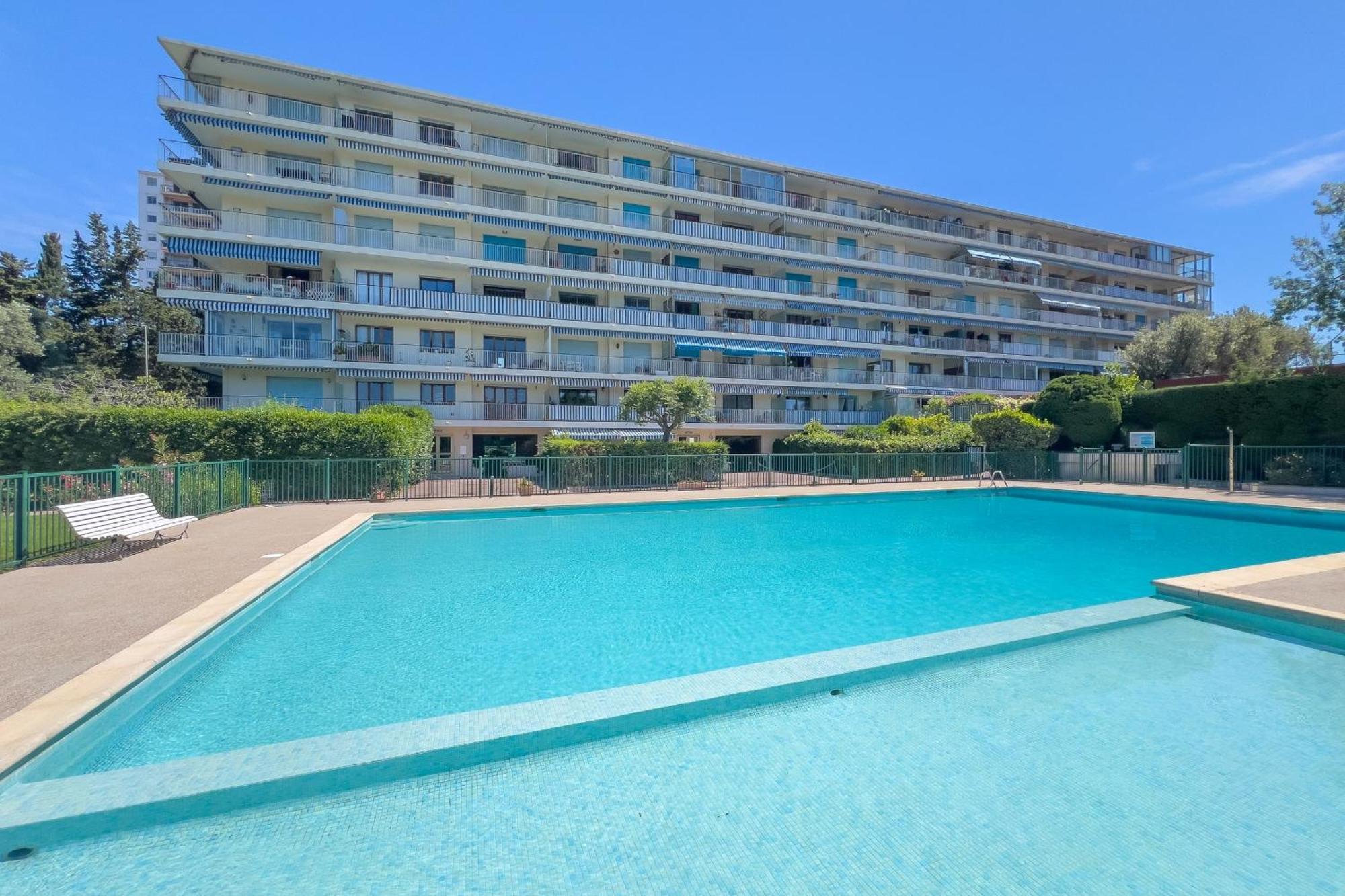 La Roseraie For 6 By Sunset Riviera Holidays Apartment