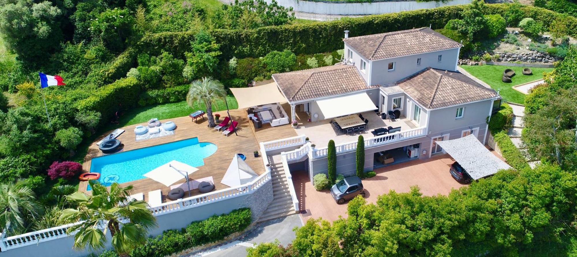 Superbe A Avec Piscine Dans Un Quartier Calme *