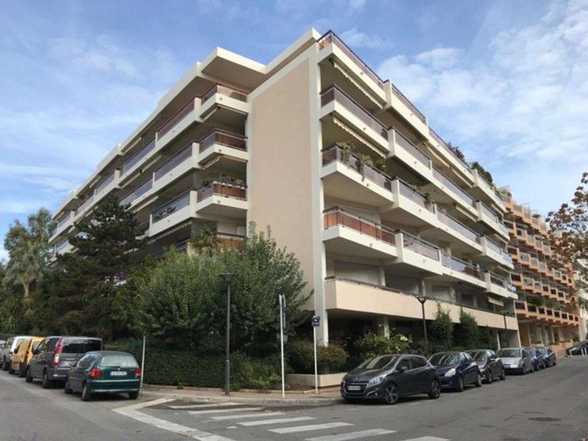2p Avec Terrasses, Parking Prive, A 100m Des Plages - Juan-les-pins - Fr-1-252-196 Apartment