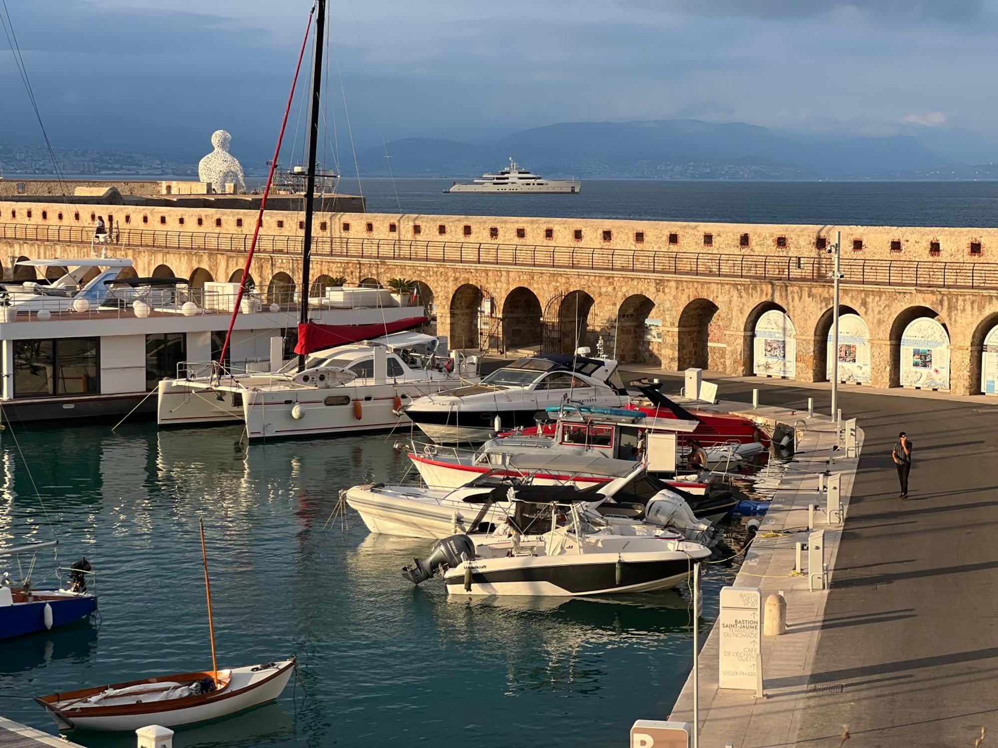 Botel Location Cote D Azur Antibes