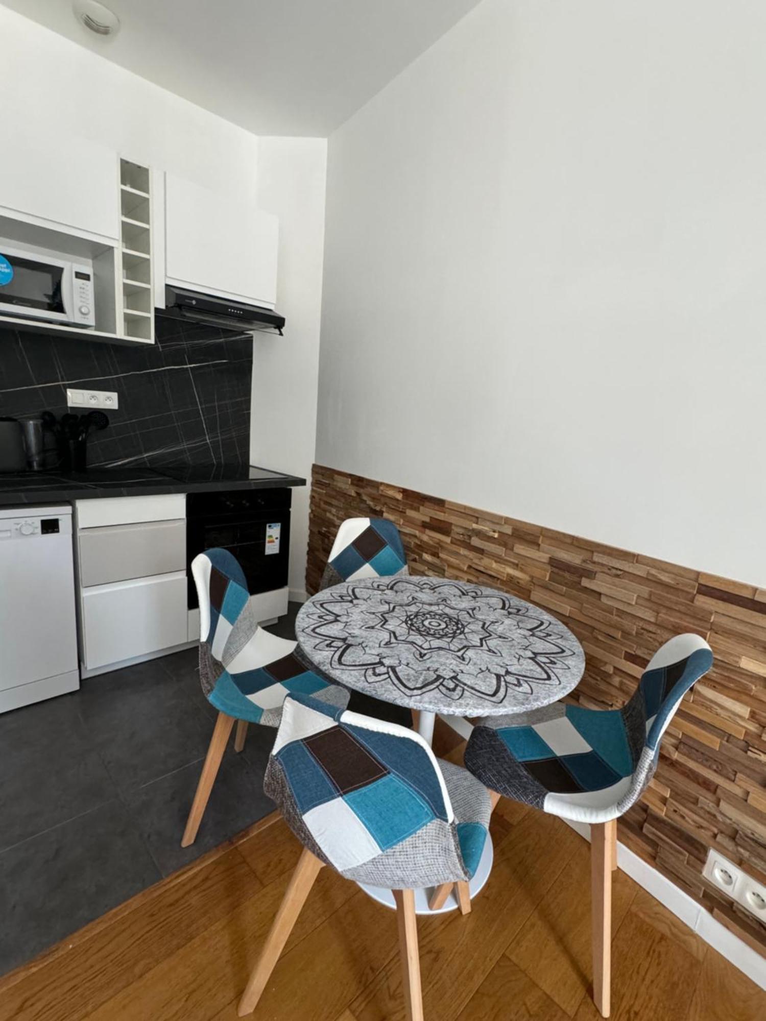 Apartment 2- Cosy One Bedroom 2-4p, Located Place Nationale *