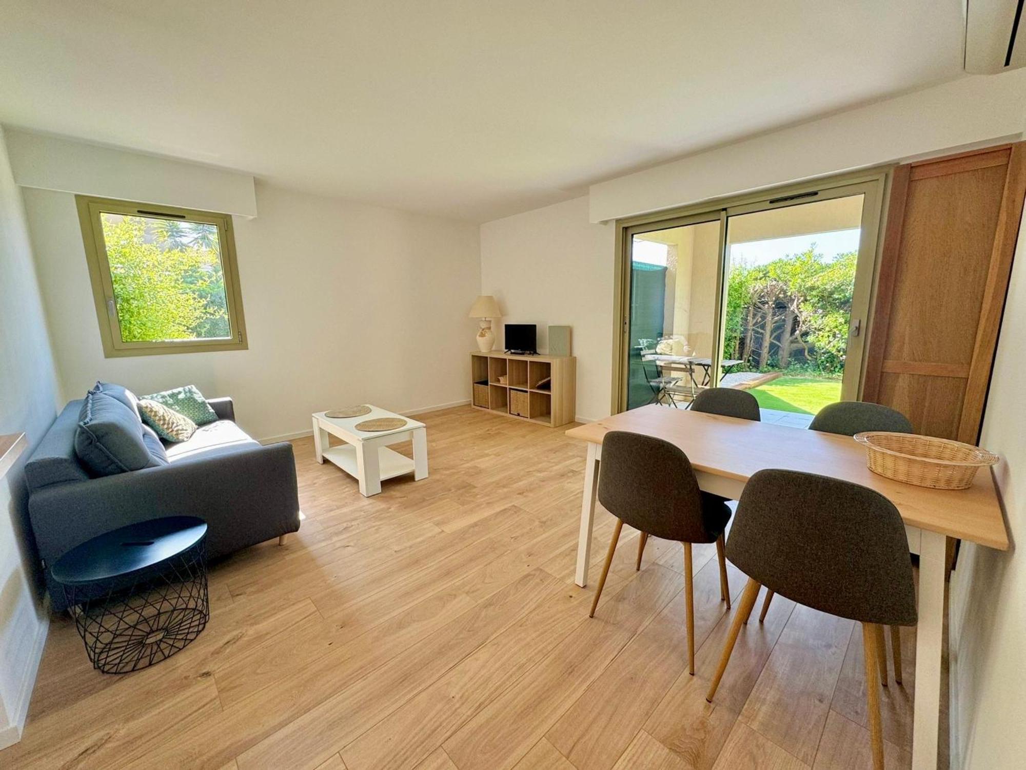 4 Pers Au Rez-de-jardin Avec Piscine, Tennis Et Jardin Prive A - Fr-1-789-6