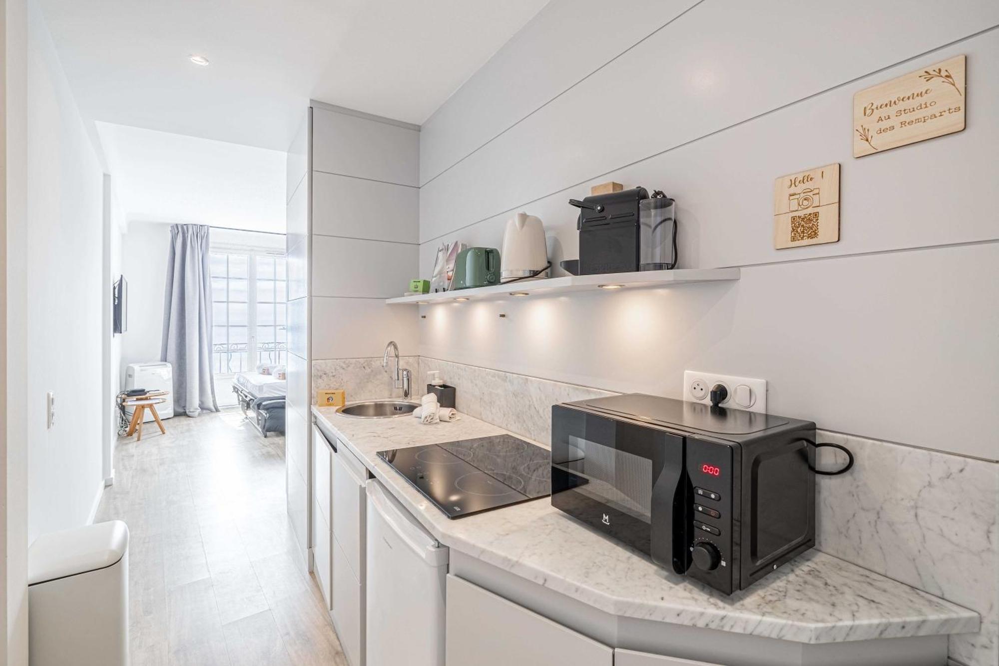 Modern And Charming With Sea View - Centre Apartment Antibes