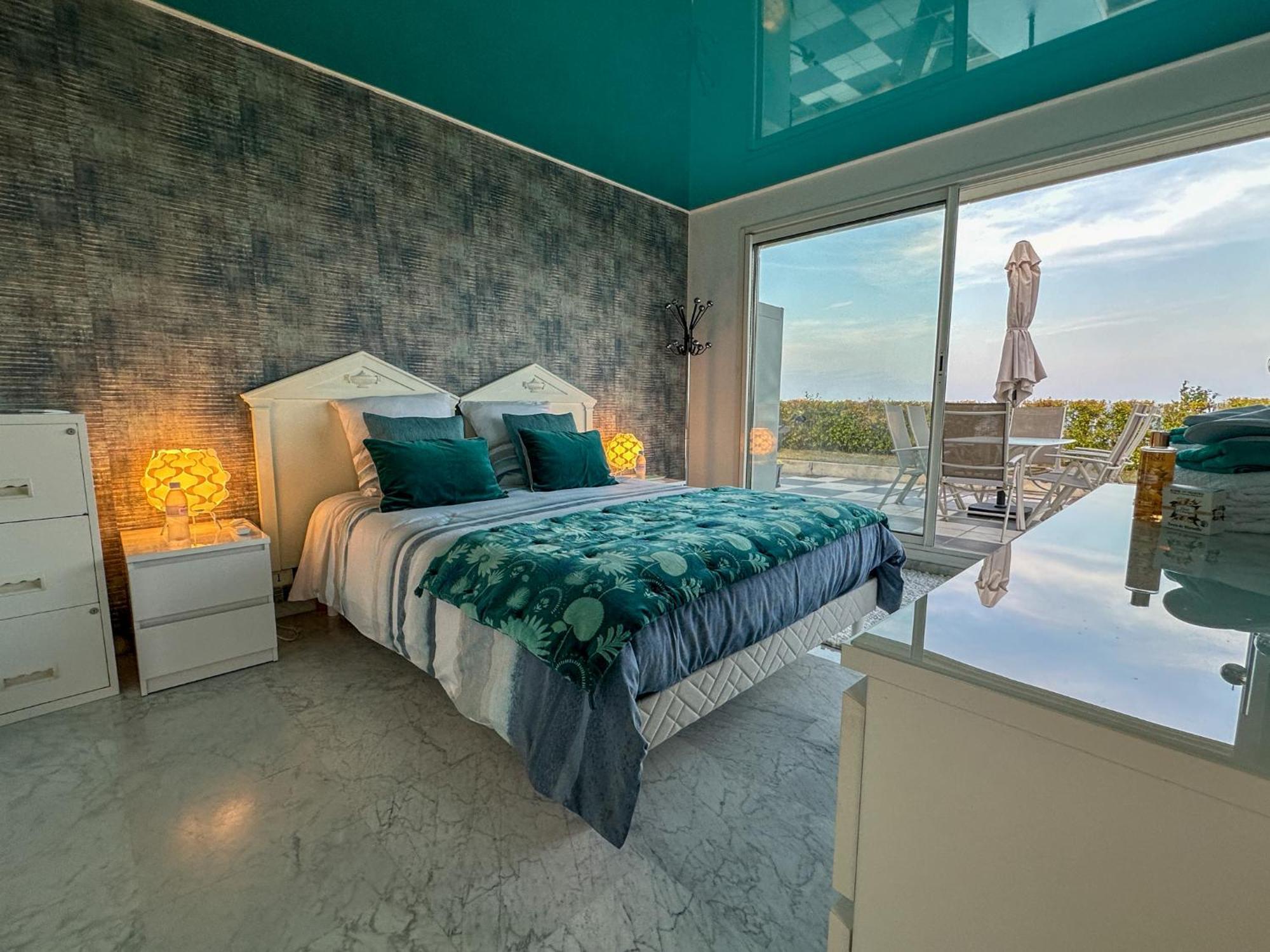 Rooftop, Sea View, Facing The Harbor, Near Center And Apartamento Antibes