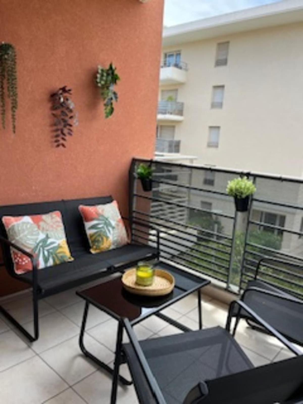 Comfortable With 2 Balconies Apartment *
