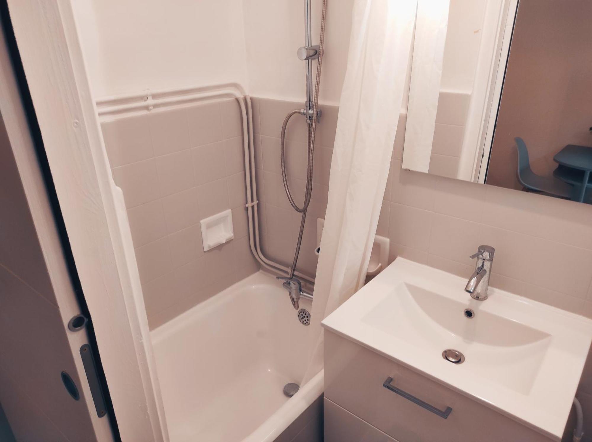 Cosy - 5 Minute Walk To Beach Apartment *