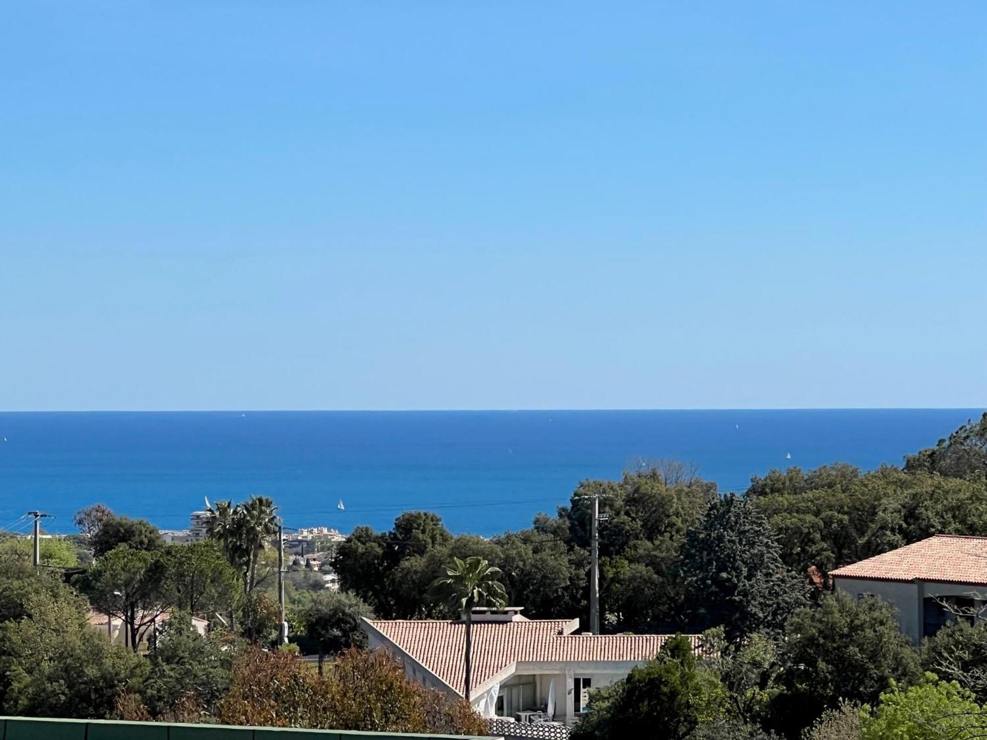 Maison Dans Avec Piscine Et Tennis Holiday home *
