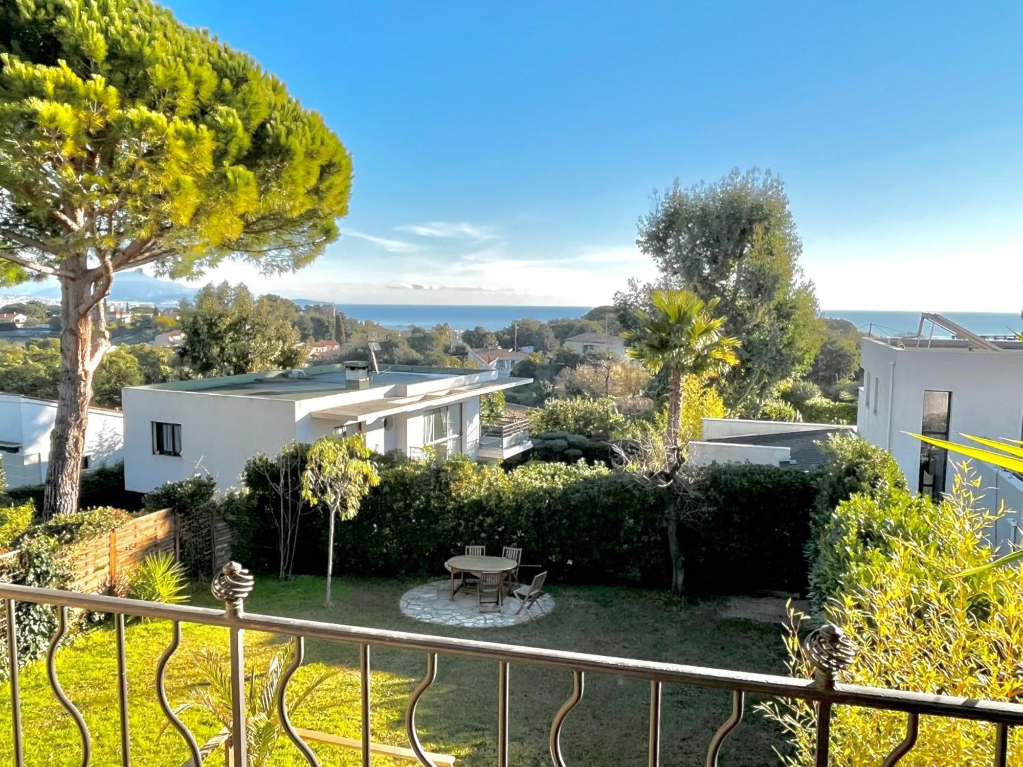 Maison Dans Avec Piscine Et Tennis Holiday home *