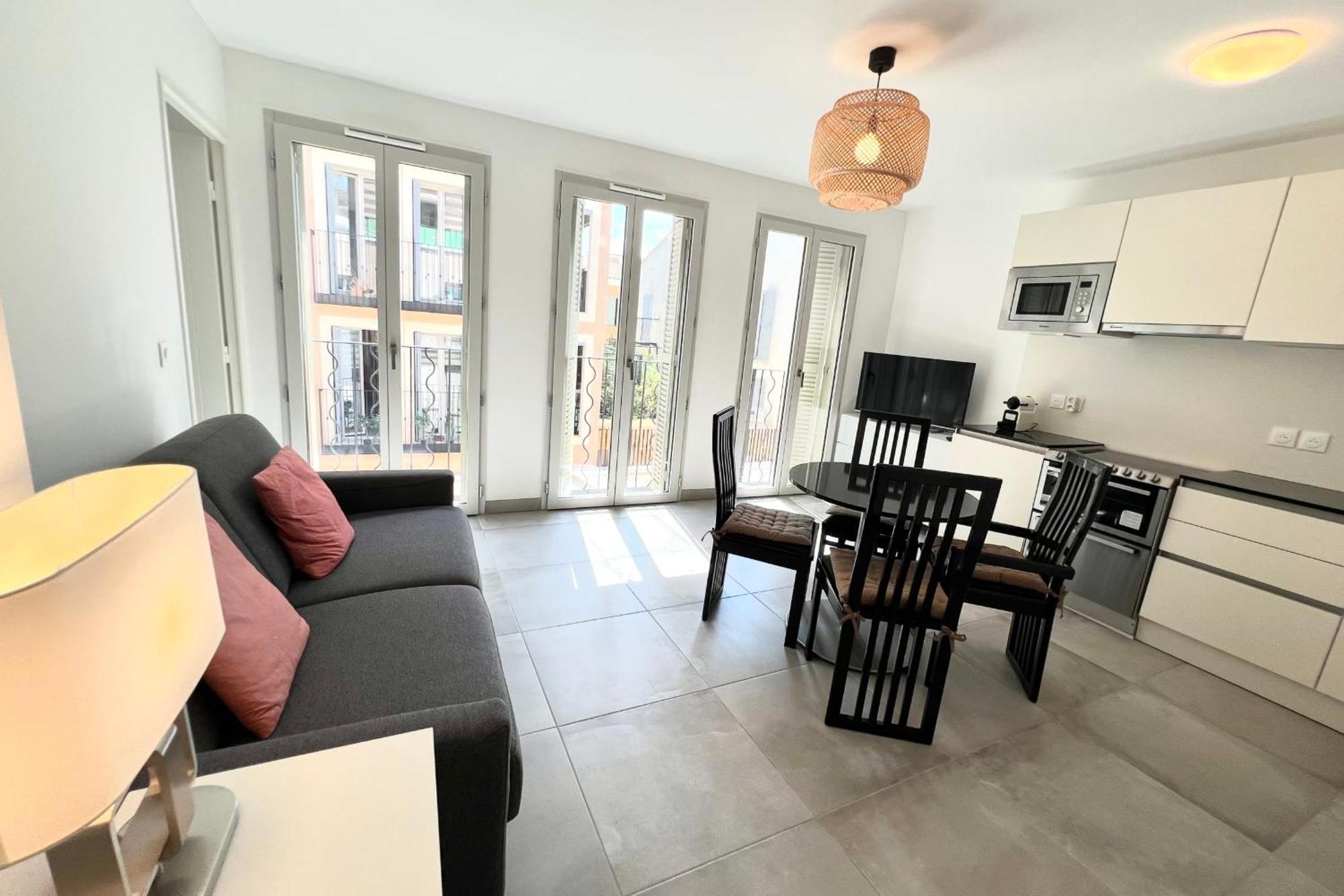 Old - 4 Beds - Private Parking * Antibes
