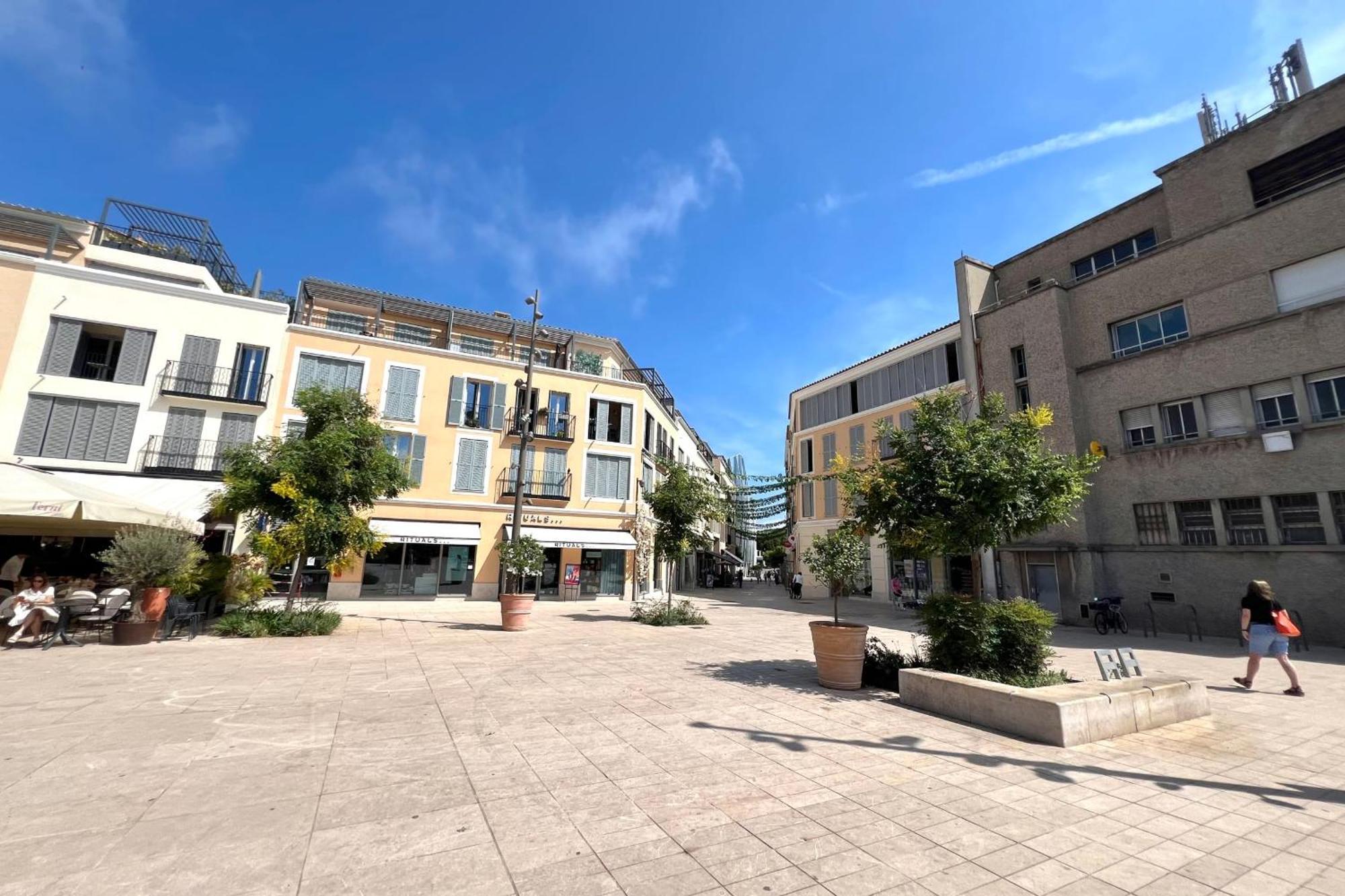 Old - 4 Beds - Private Parking * Antibes