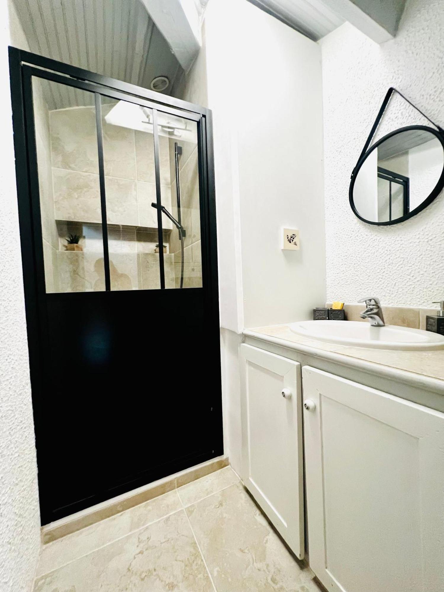 Renovated 2 Bedroom Duplex In The Center Of *