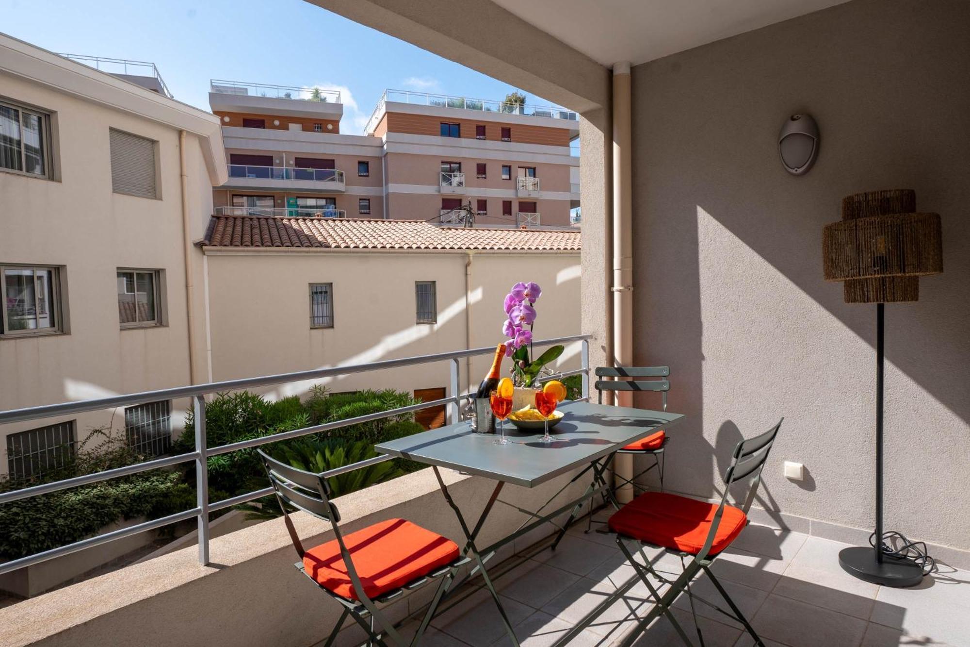 Le Cocon De La Pinede - Proche Apartment