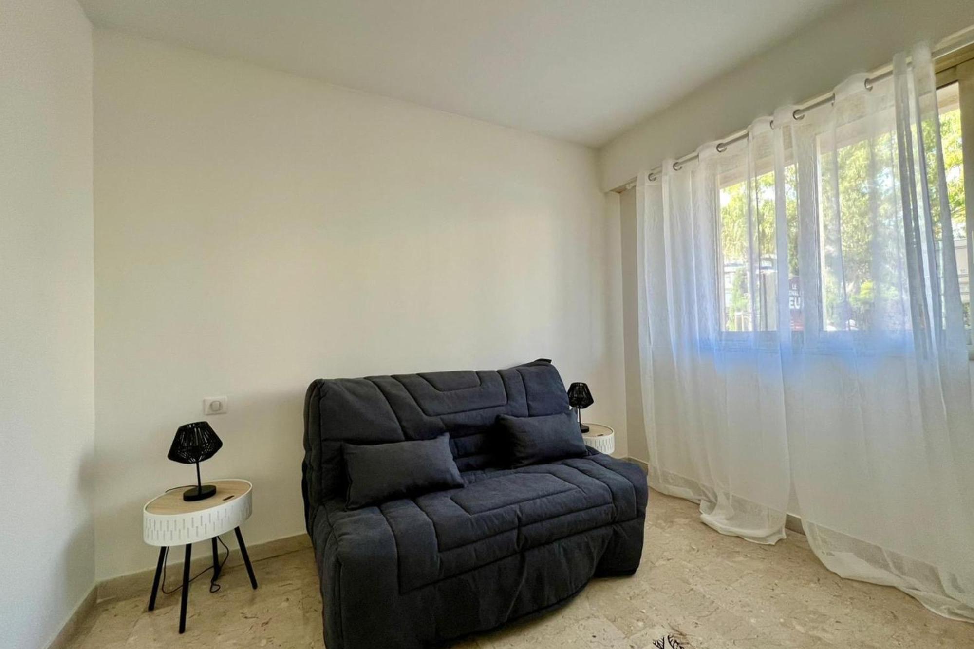 1 Bedroom - Close To The Apartment