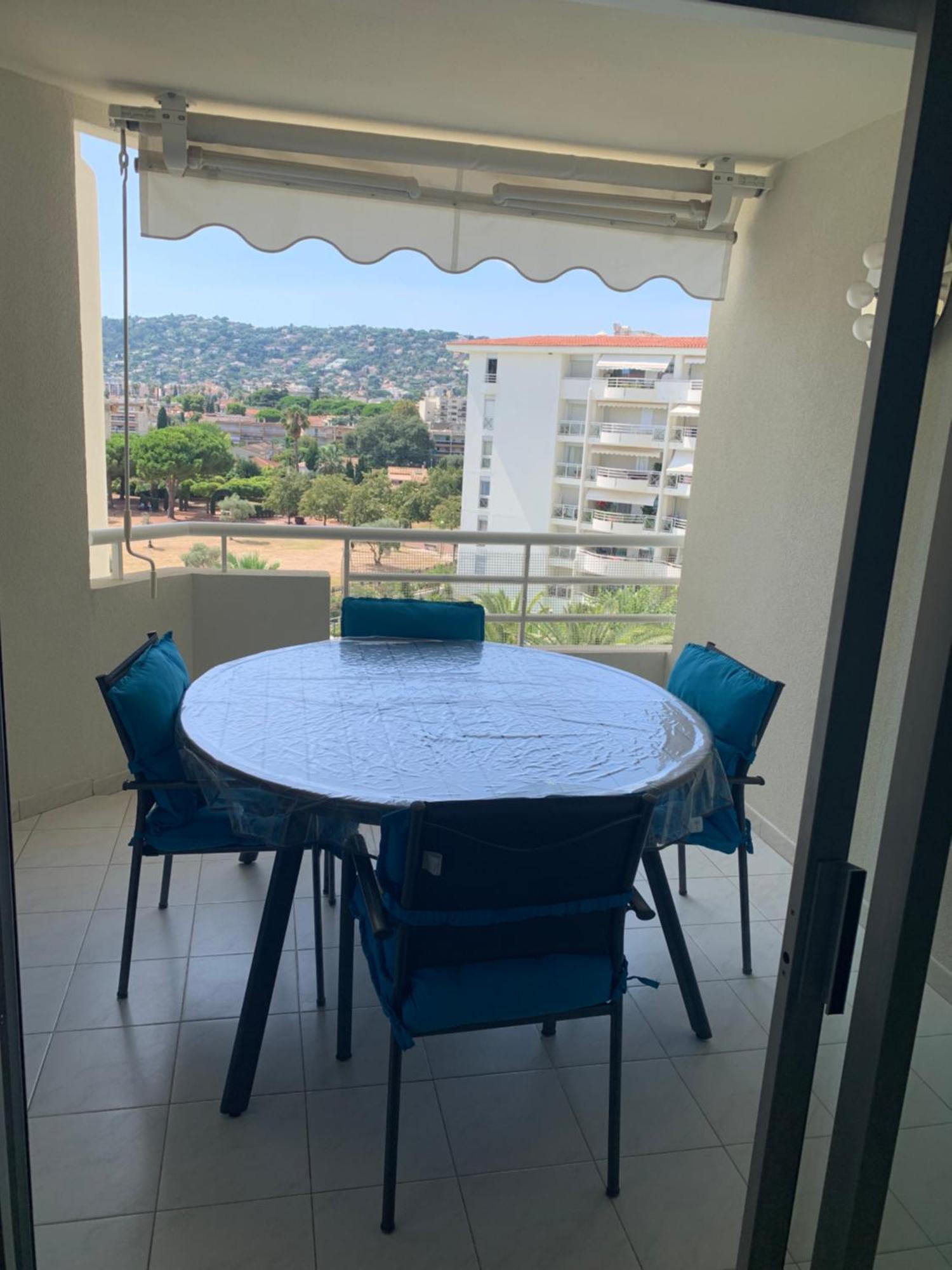 Grand 2 Pieces Climatise Dans De Standing Avec Vue Piscine Au Bord De La