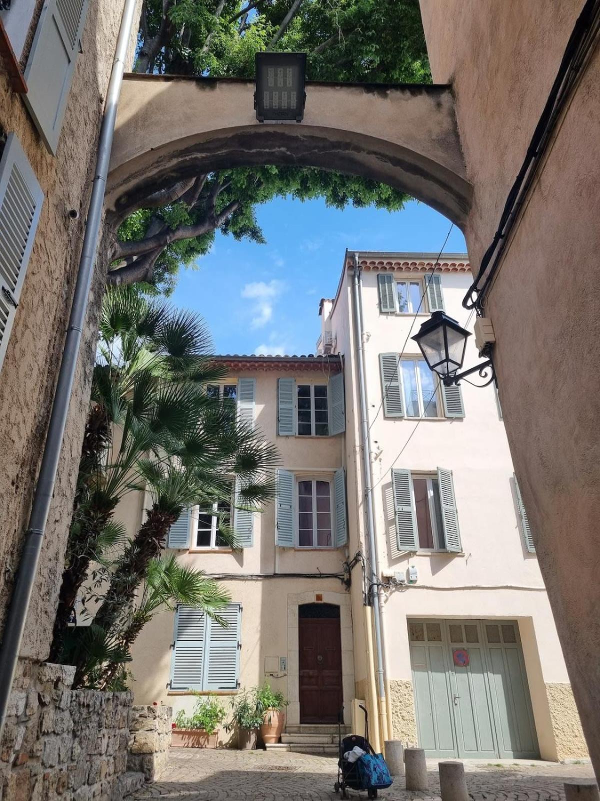 06an - Beautiful In The Heart Of Old * Antibes