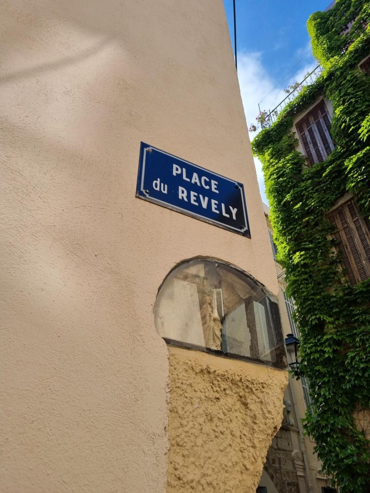 06an - Beautiful In The Heart Of Old Apartment Antibes