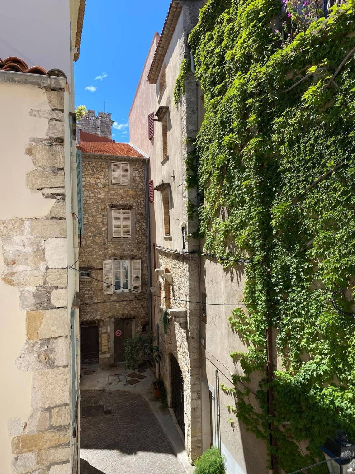 06an - Beautiful In The Heart Of Old Apartment Antibes