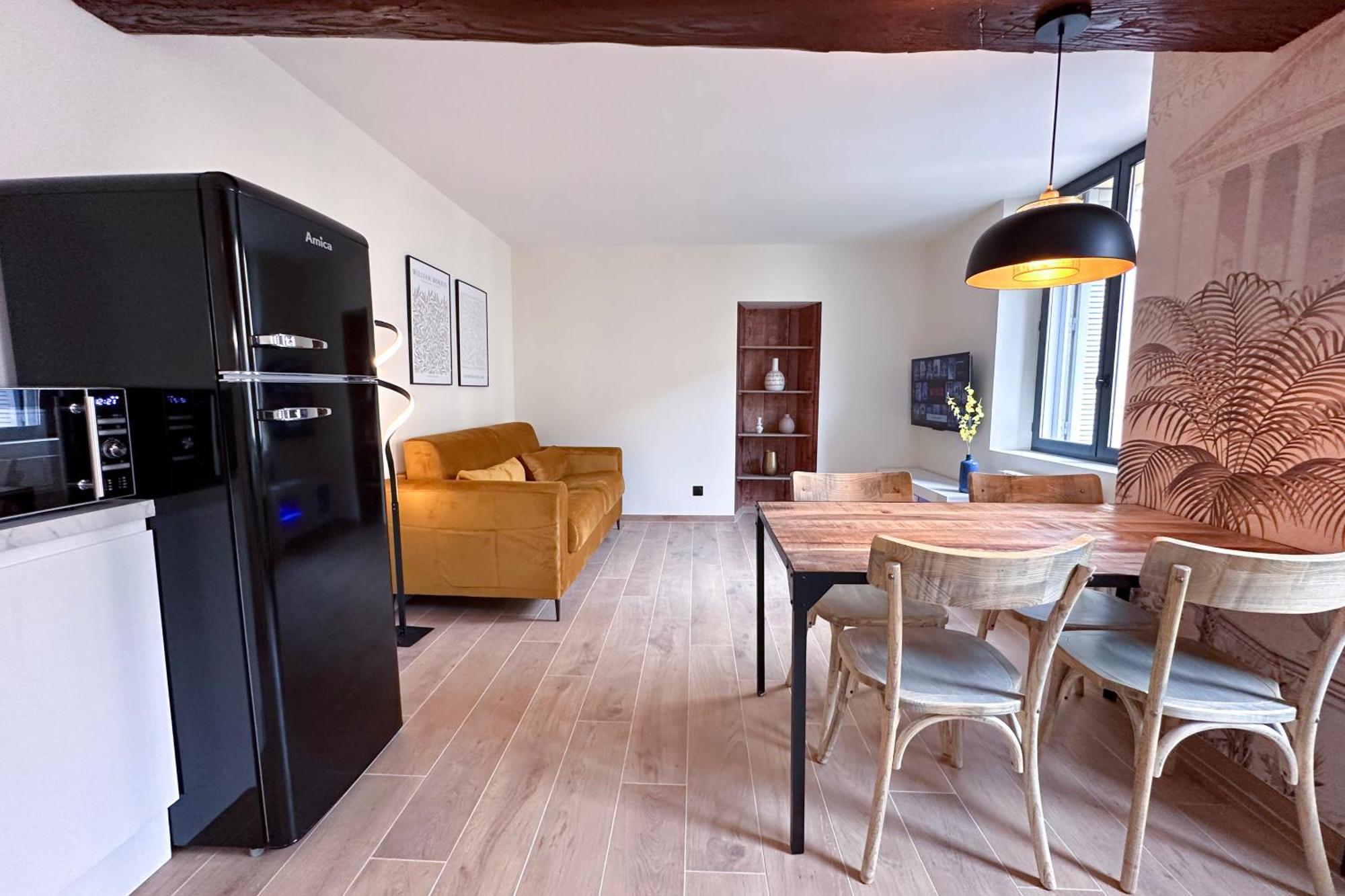 Mace Avec Dans Quartier Historique Exclusif Calme Coeur D'antibes Appartement
