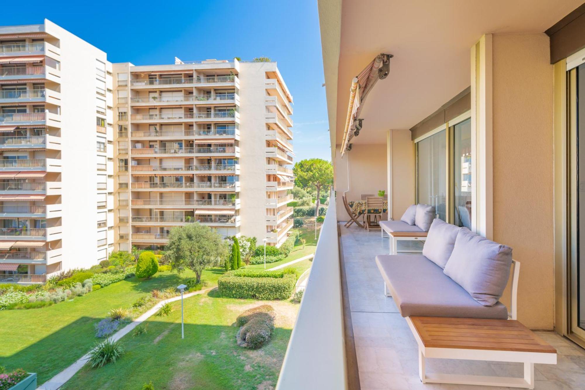 Spacieux 3 Pieces Avec Piscine Et Tennis Antibes