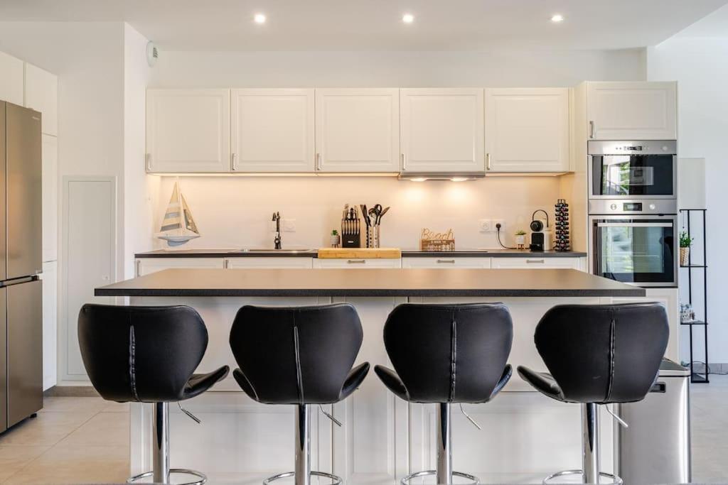 Newly Built With Pool, Walk To The Apartamento