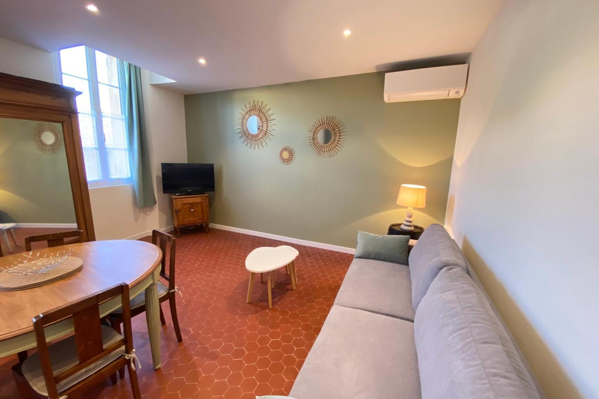06cf Beautiful Renovated In Old Apartment Antibes