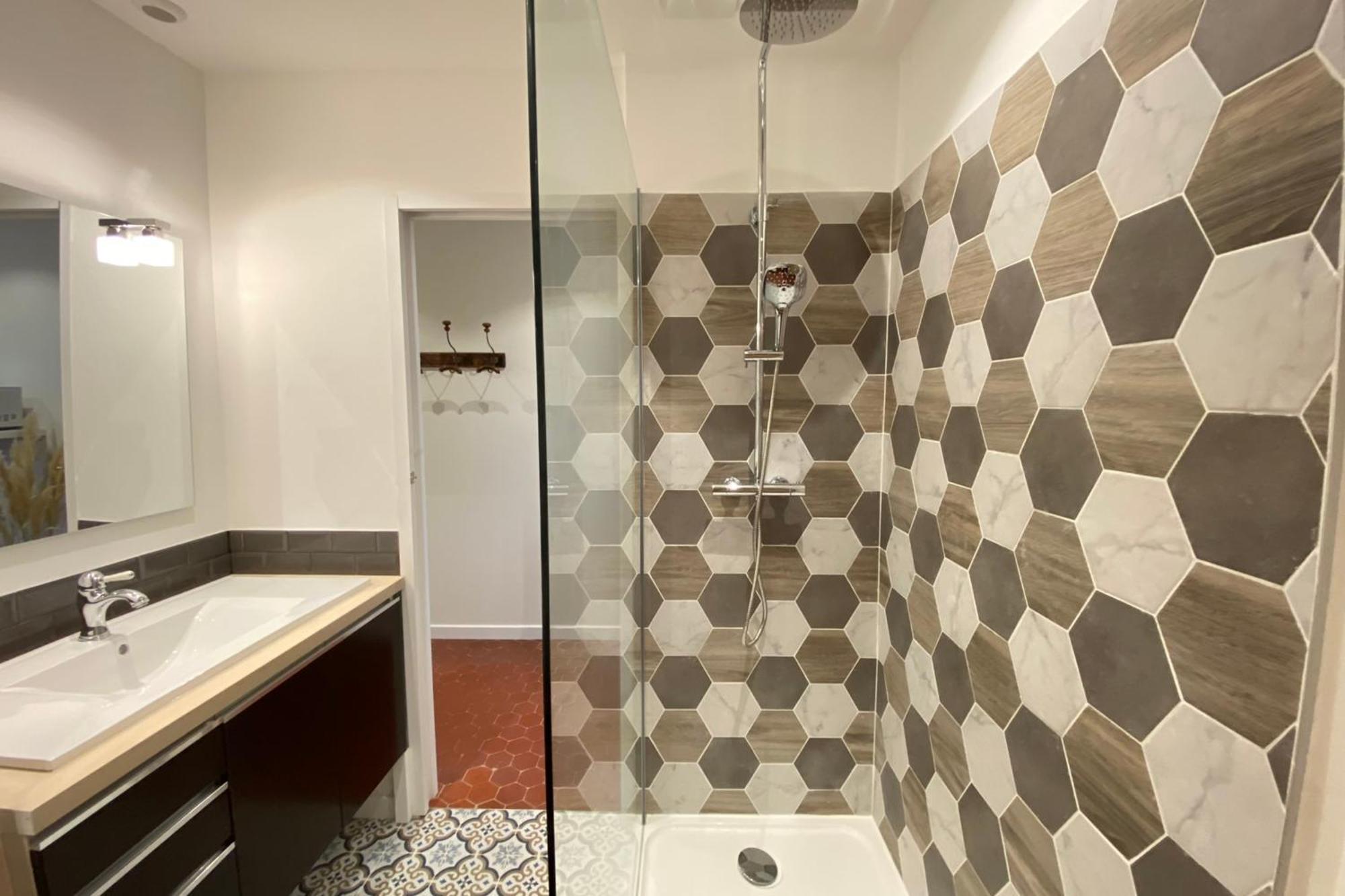 06cf Beautiful Renovated In Old Apartment *