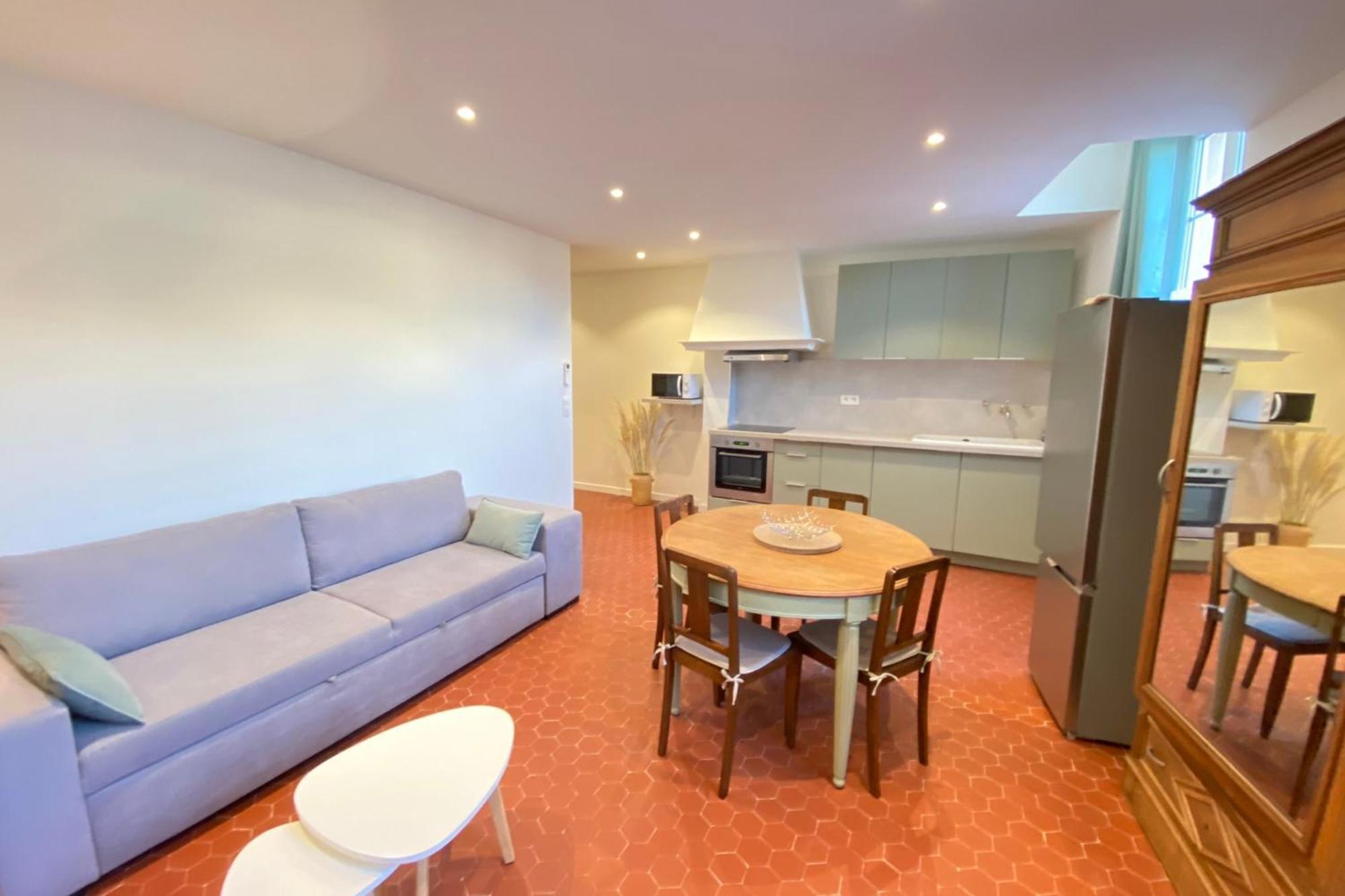 06cf Beautiful Renovated In Old Apartment Antibes