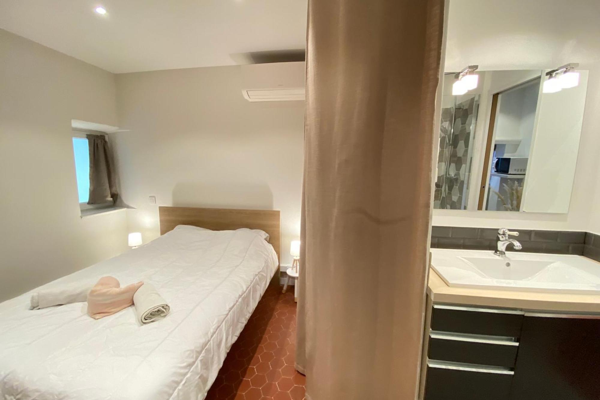 06cf Beautiful Renovated In Old Apartment