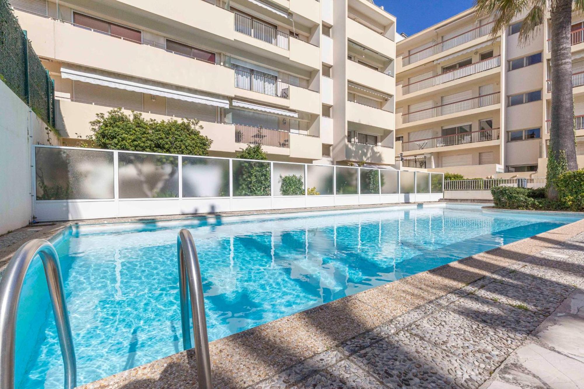 Cap D'antibes 2 Bdr With Parking Swimming Pool And Ac