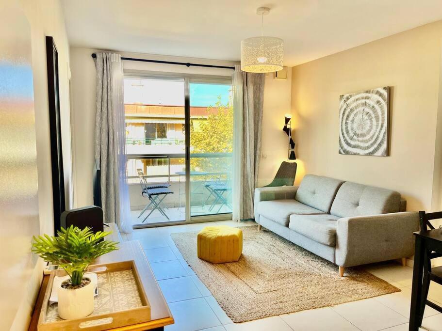 Eden Blue Yourhosthelper * Antibes
