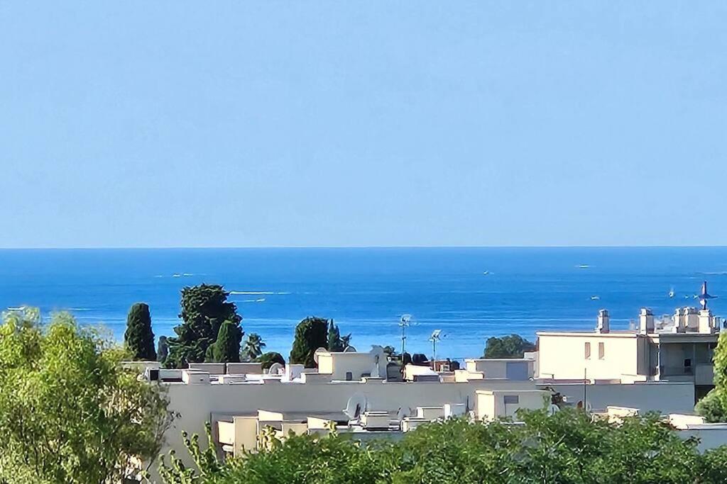 2p Piscine - Parking - Vue - *