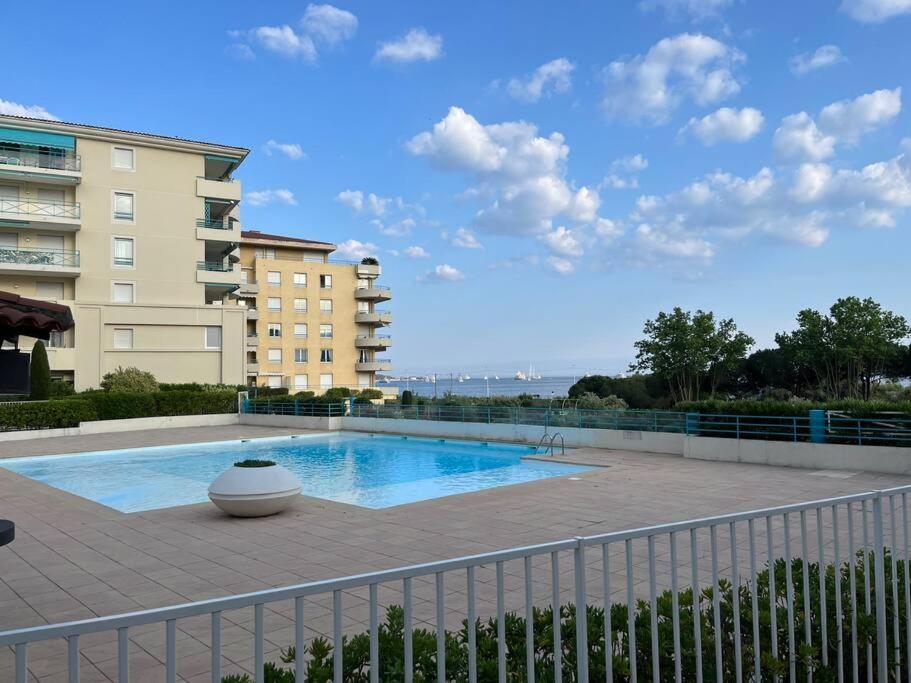 Apartment F2 Climatise, Piscine, Parking, A Pied
