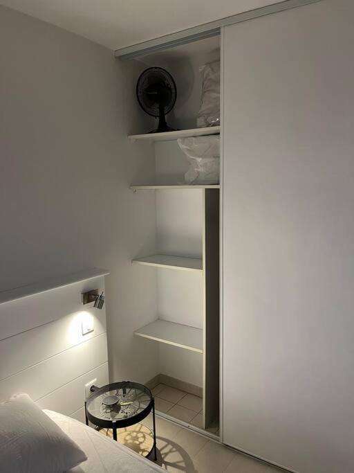 Apartment F2 Climatise, Piscine, Parking, A Pied Antibes