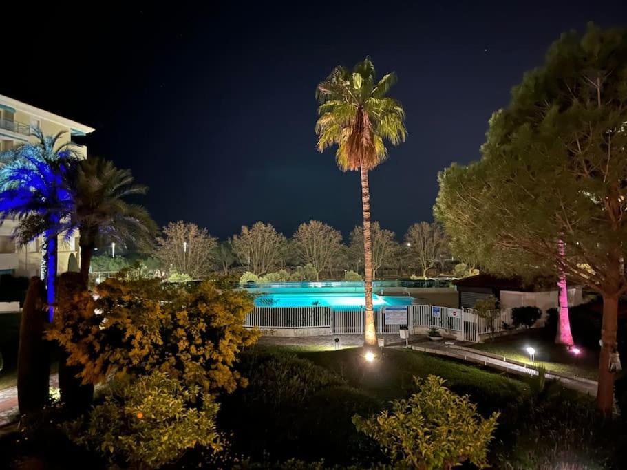 F2 Climatise, Piscine, Parking, A Pied