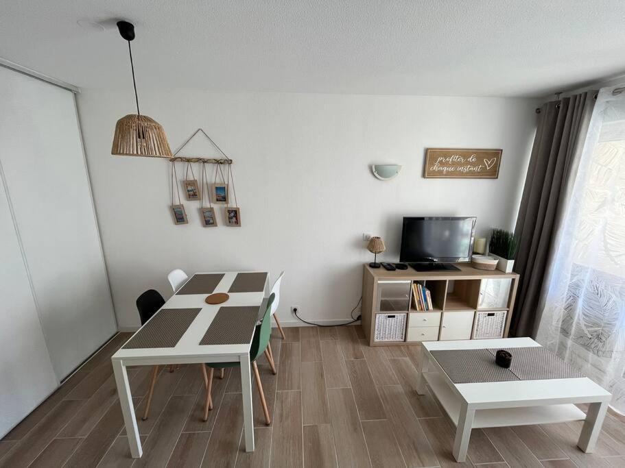 F2 Climatise, Piscine, Parking, A Pied Apartment