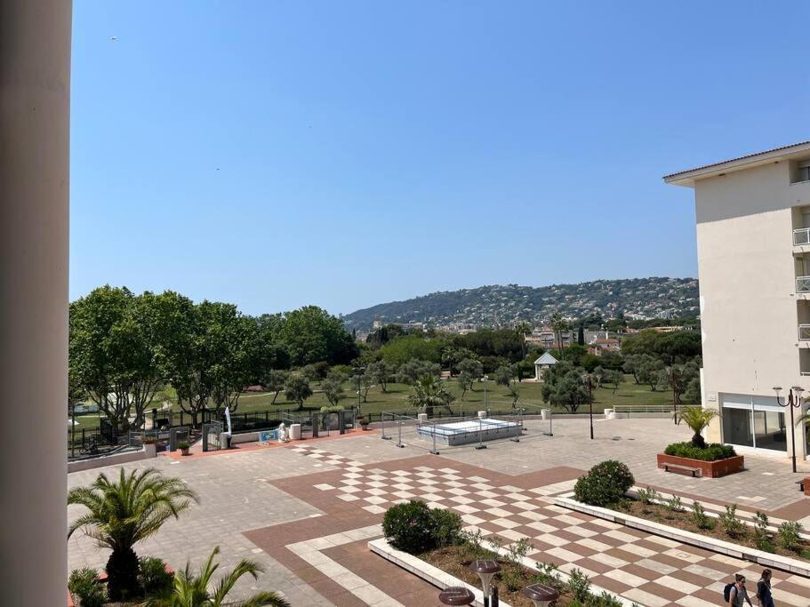 Apartment F2 Climatise, Piscine, Parking, A Pied