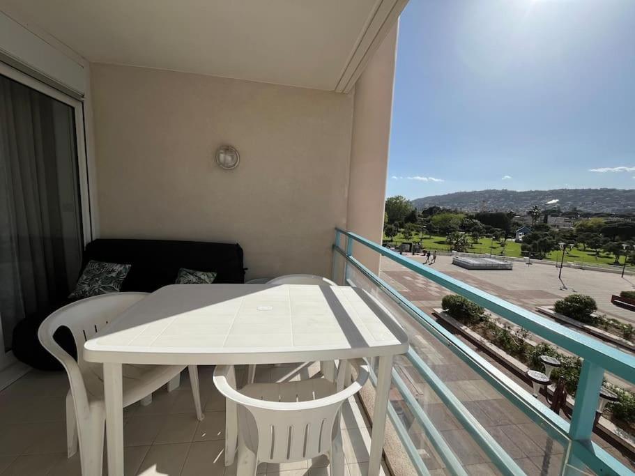 Apartment F2 Climatise, Piscine, Parking, A Pied Antibes