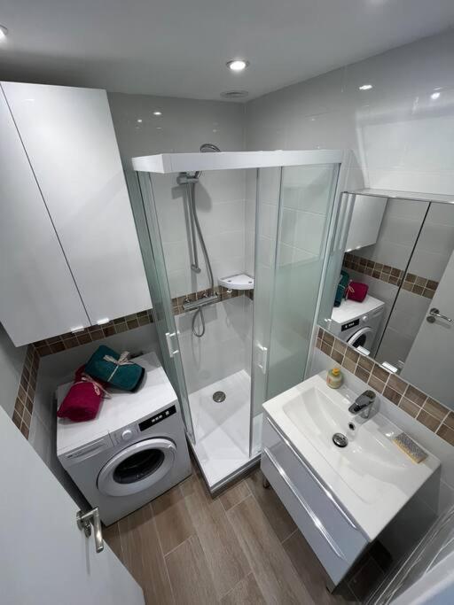 Apartment F2 Climatise, Piscine, Parking, A Pied *