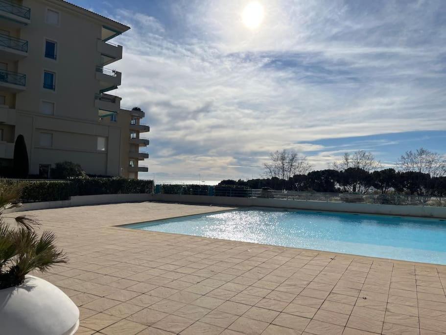 Apartment F2 Climatise, Piscine, Parking, A Pied