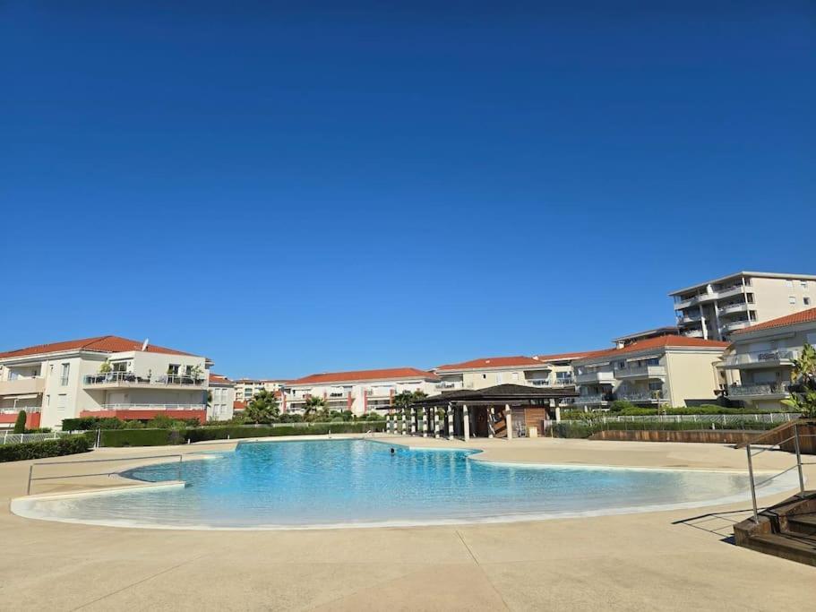 Apartment Modern Beachfront Family With Pool