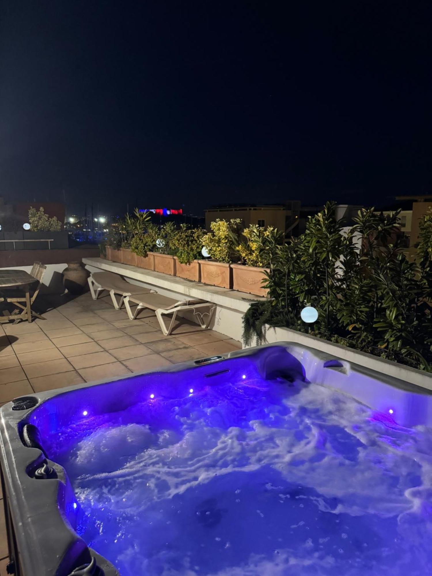 Apartment Penthouse - Jacuzzi - Terrace - Parking - 2 Pools