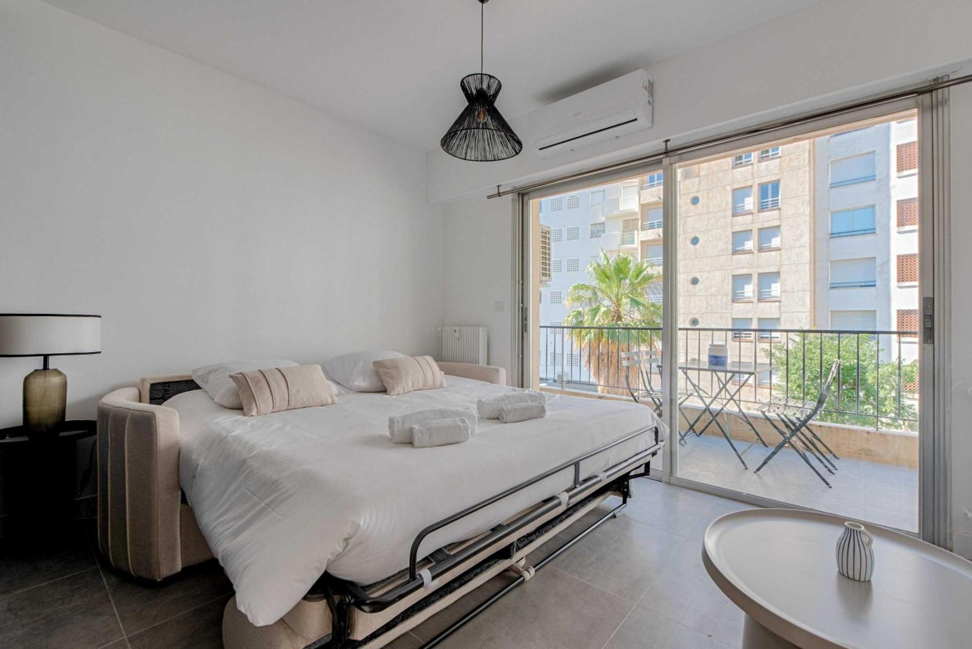 Beautiful Flat With Balcony - 200m From The Apartment *