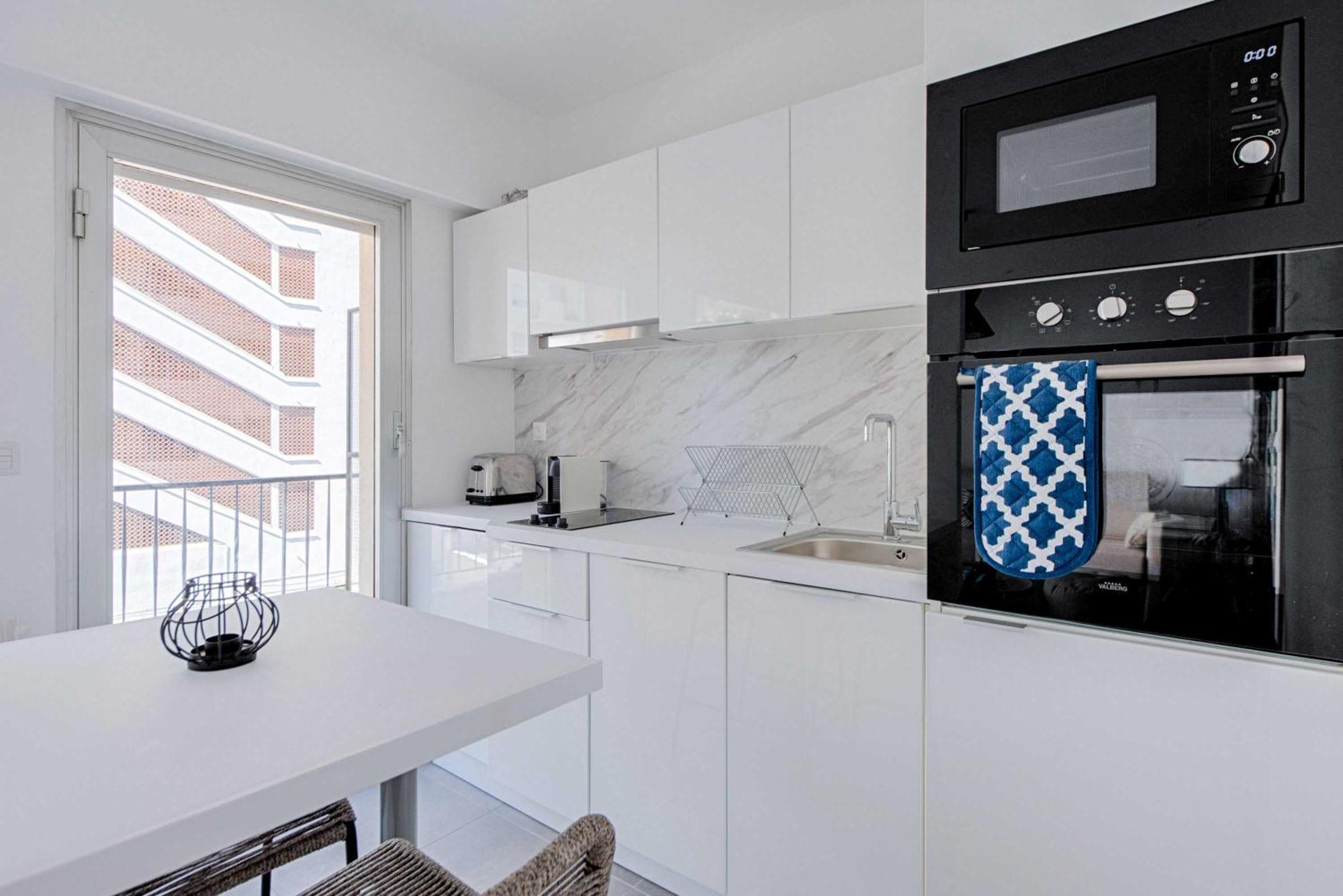 Beautiful Flat With Balcony - 200m From The *