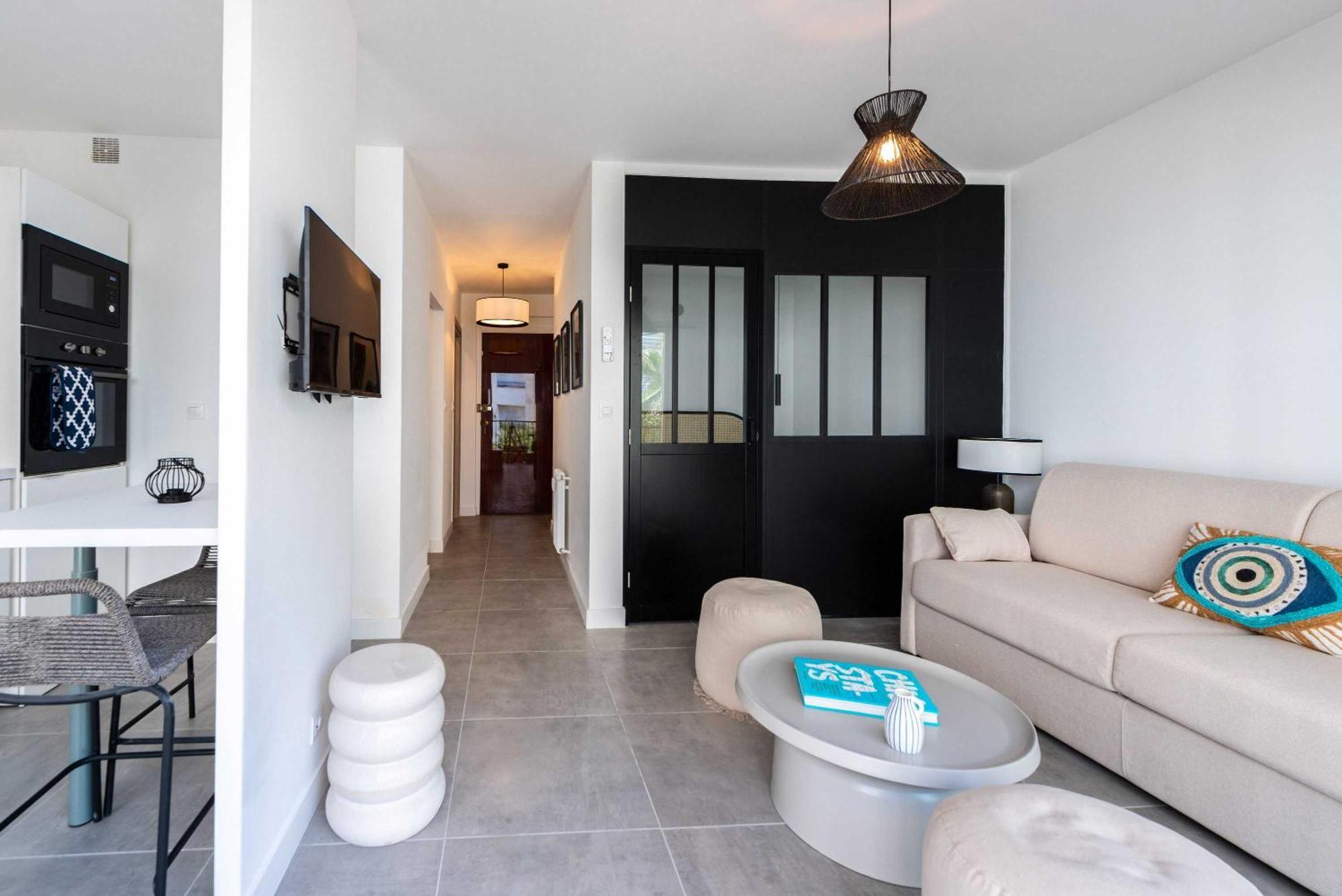 Apartment Beautiful Flat With Balcony - 200m From The
