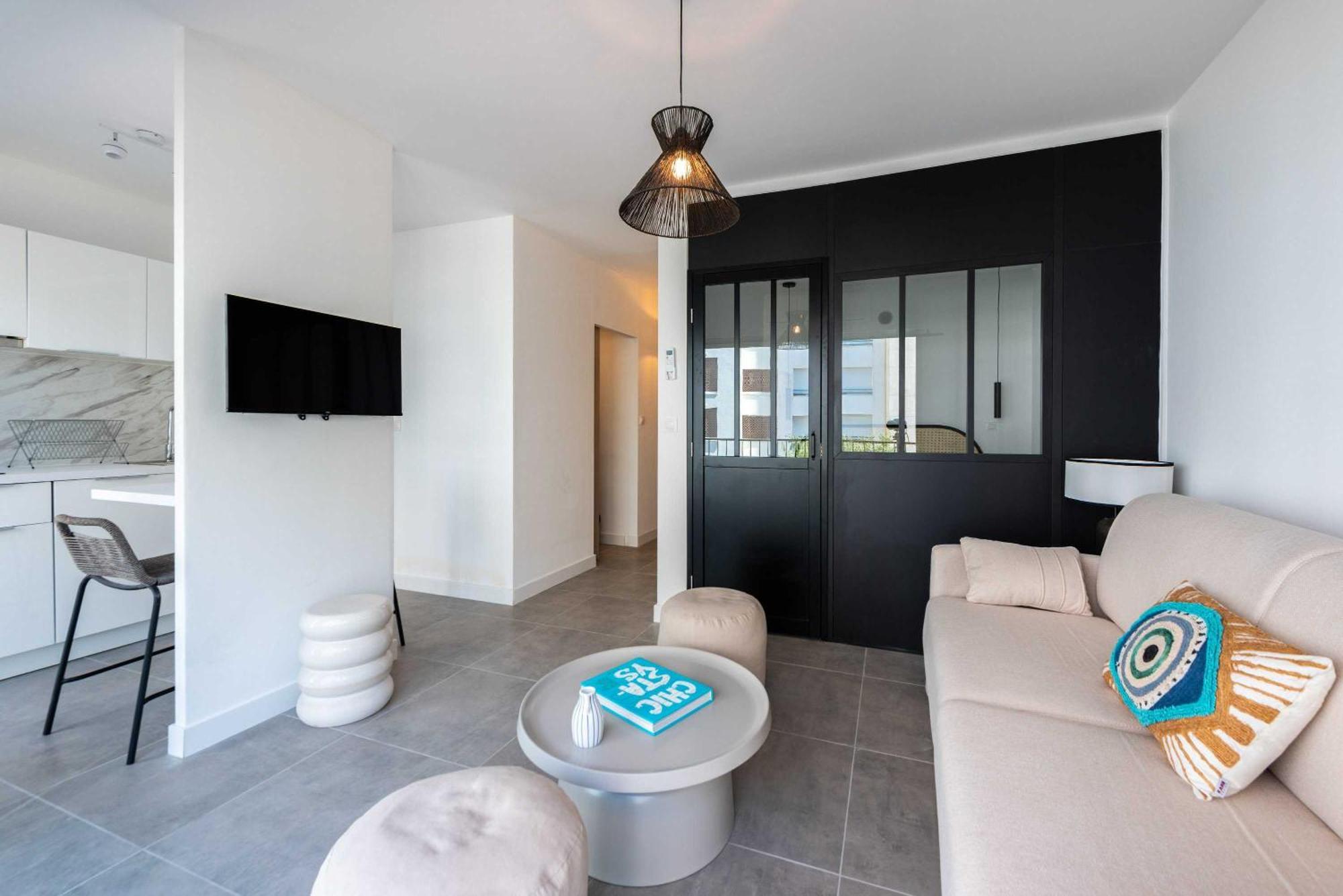 Beautiful Flat With Balcony - 200m From The