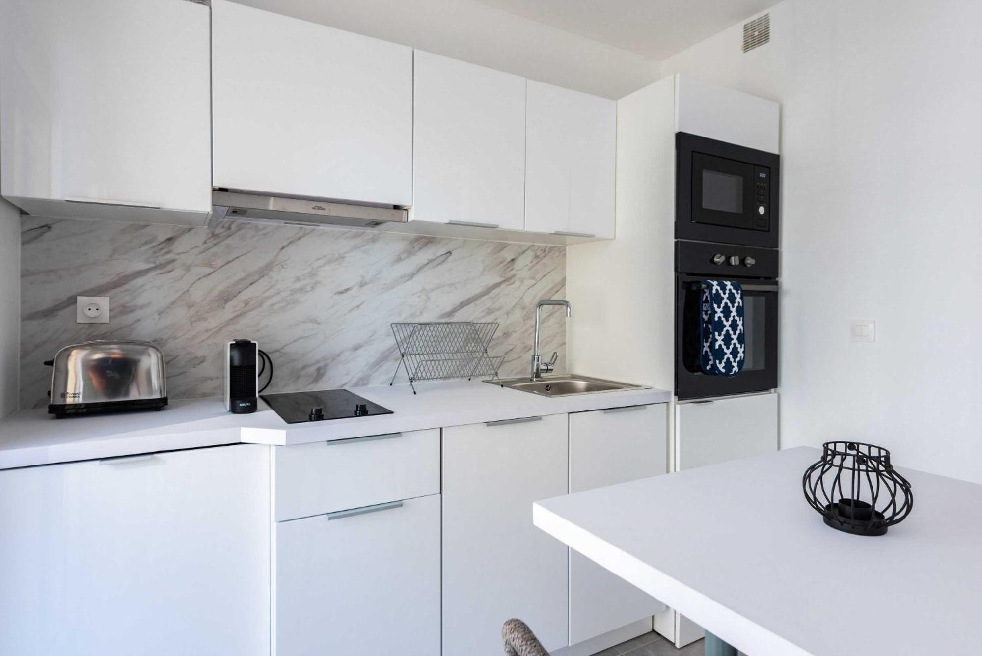 Apartment Beautiful Flat With Balcony - 200m From The Antibes